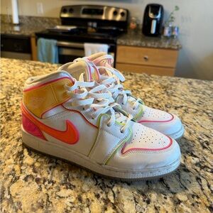 Nike White and Pink Sneakers Classic Design